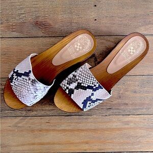 VINCE CAMUTO Wood platform neutral snakeskin slide sandals with gold-tone studs